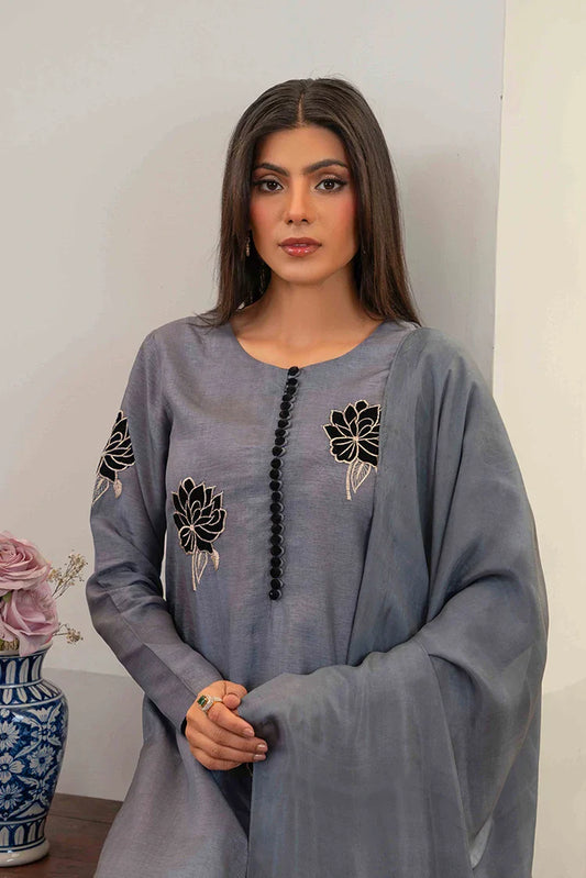 Picture of Hadia Batool - Louise Collection - Reine - Available at Raja Sahib