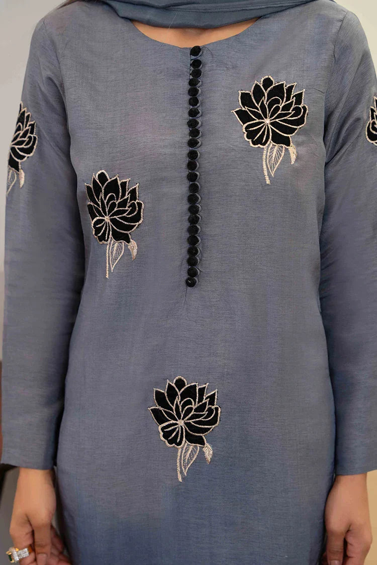 Picture of Hadia Batool - Louise Collection - Reine - Available at Raja Sahib