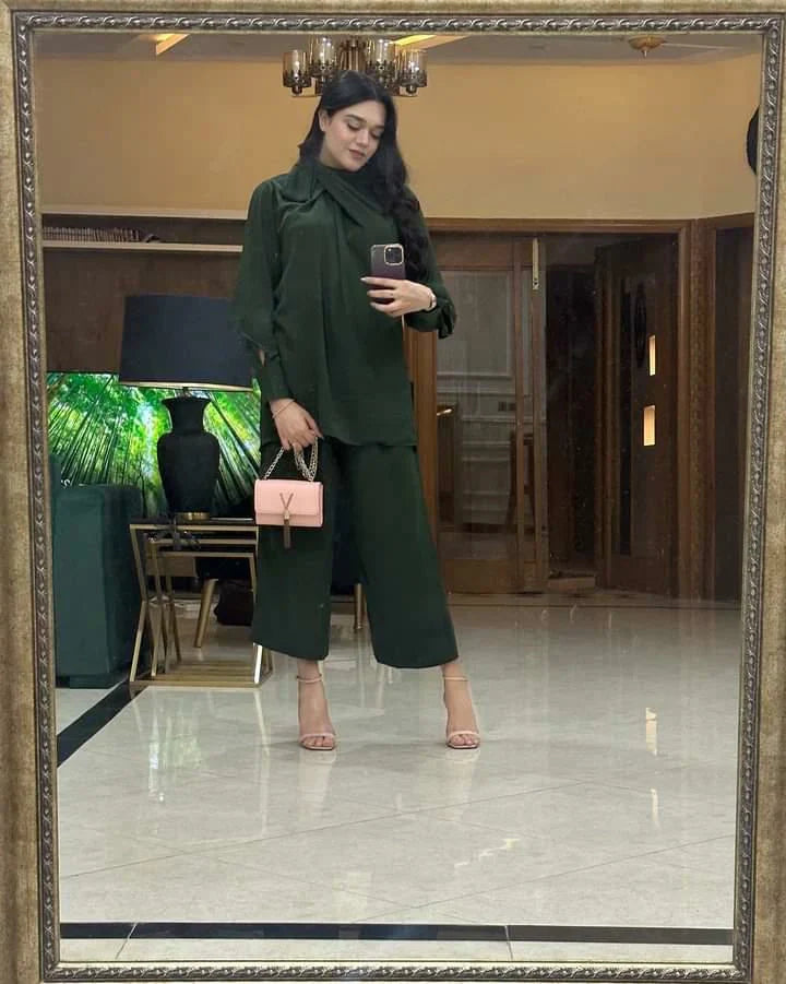 Picture of Manahils - Knot Set Green - Available at Raja Sahib