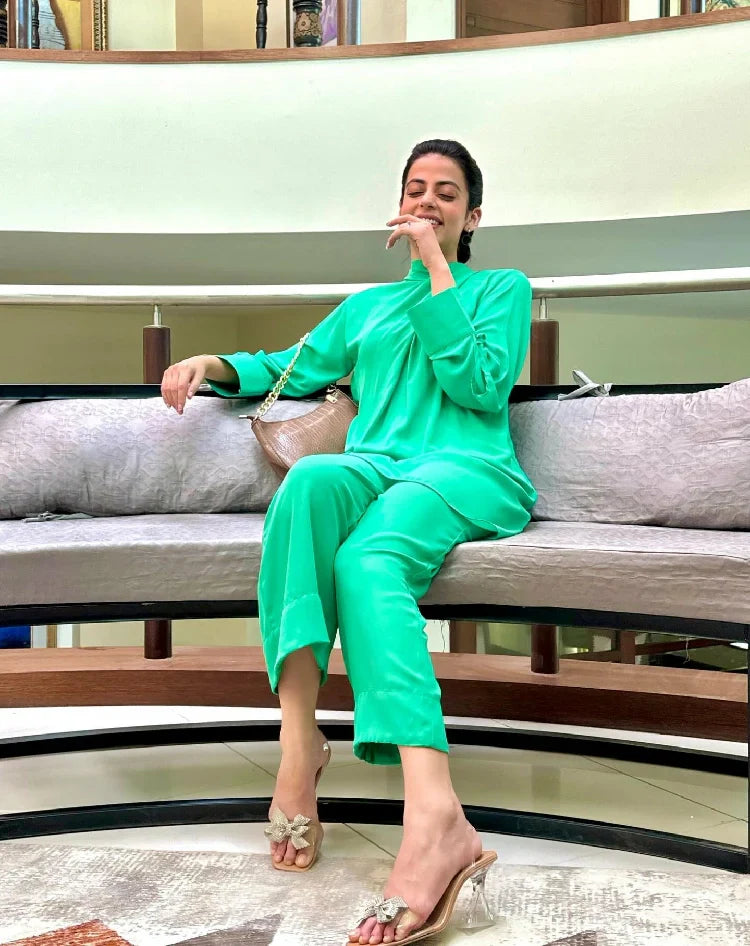 Picture of Manahils - Knot Set Parrot Green - Available at Raja Sahib