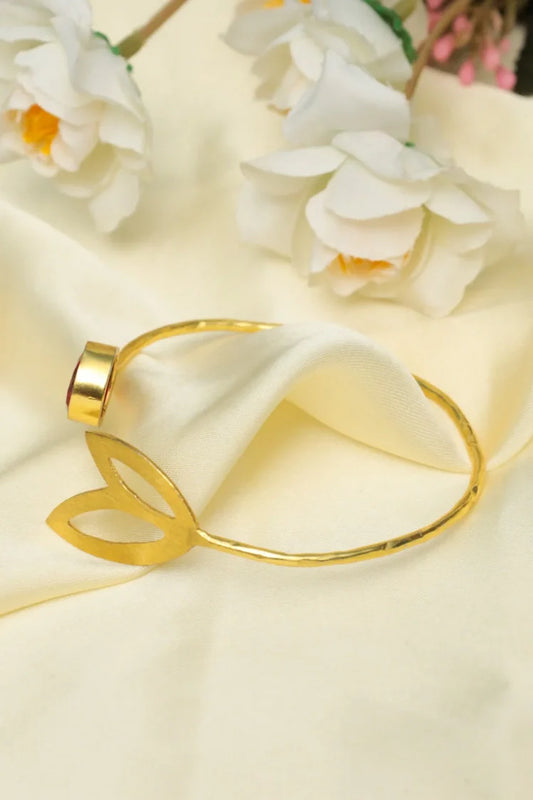 Zehnaz - Gold-Plated Ruby Red Quartz Leaf Cuff Bracelet