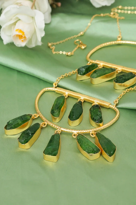 Zehnaz - Alira Dyed Stone Necklace Gold-Plated Raw Green Statement Jewelry